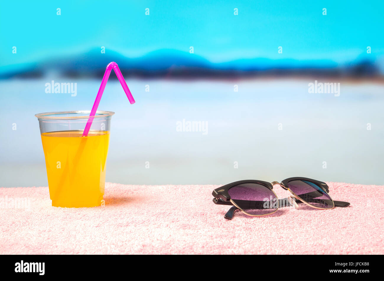 Paradies Urlaub Hintergrund mit gelben cocktail auf Sonnenbrille am Strand. Perfekt für Sommerschlussverkauf und Kampagne Förderung bieten. Stockfoto