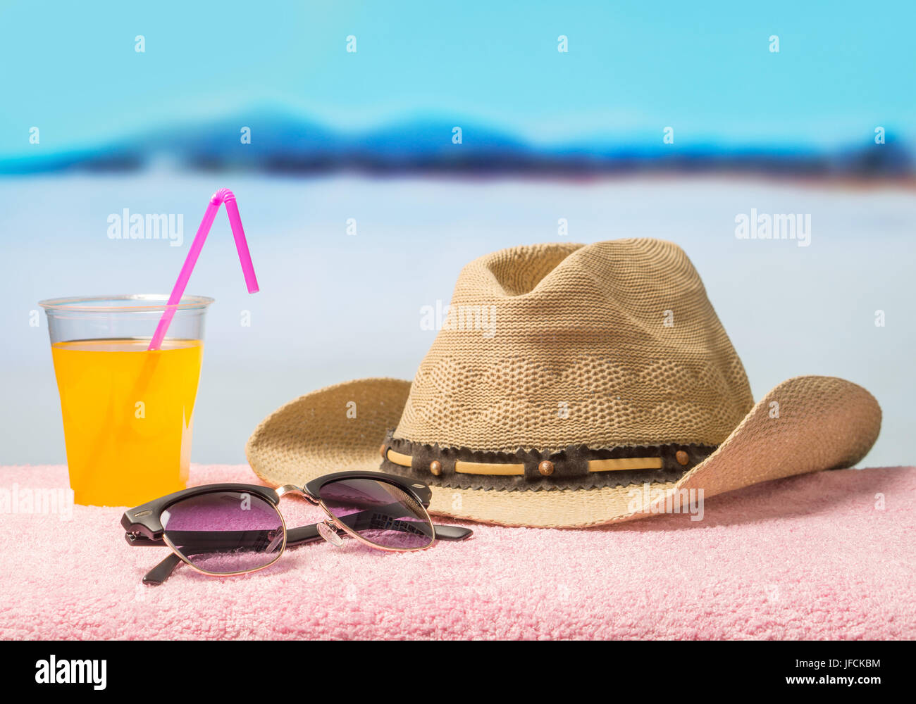 Sommer Verkauf oder Angebot Hintergrund für die Werbung. Weißes Quadrat Papierkarte auf Handtuch mit Sonnenbrille und gelbe cocktail trinken. Stockfoto