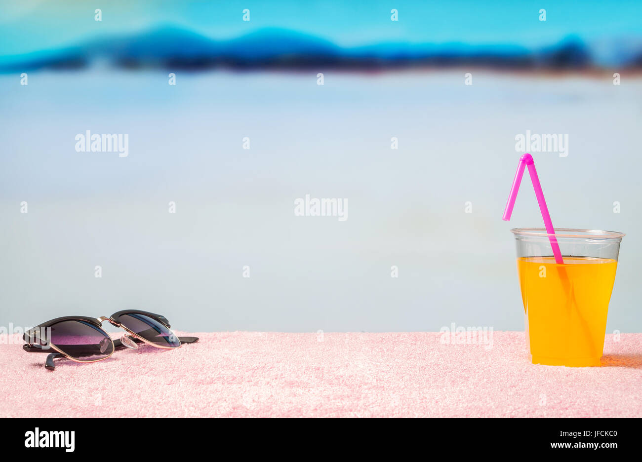 Paradies Urlaub Hintergrund mit gelben cocktail auf Sonnenbrille am Strand. Perfekt für Sommerschlussverkauf und Kampagne Förderung bieten. Stockfoto