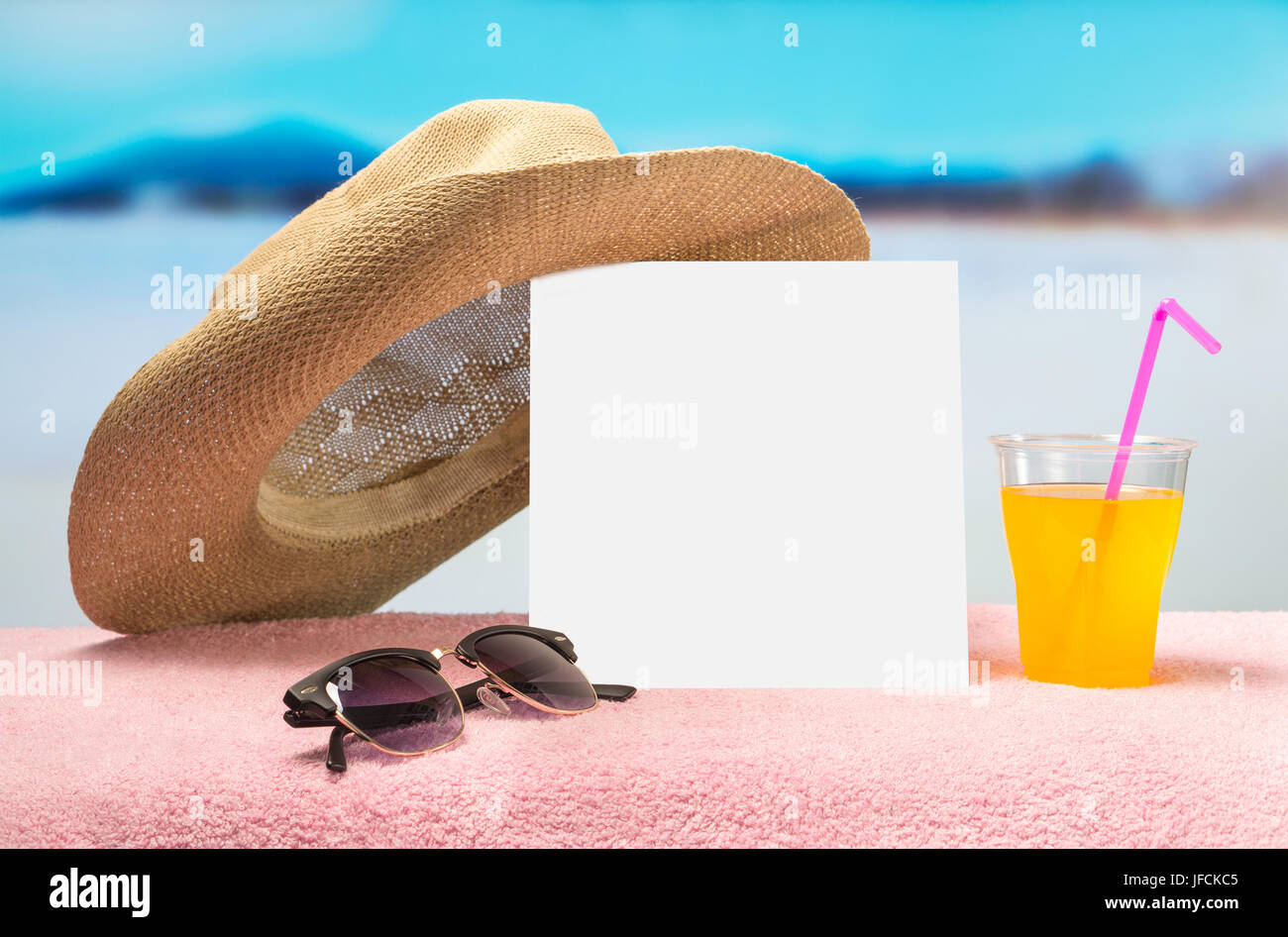 Sommer Verkauf oder Angebot Hintergrund für die Werbung. Weißes Quadrat Papierkarte auf Handtuch mit Sonnenbrille und gelbe cocktail trinken. Stockfoto