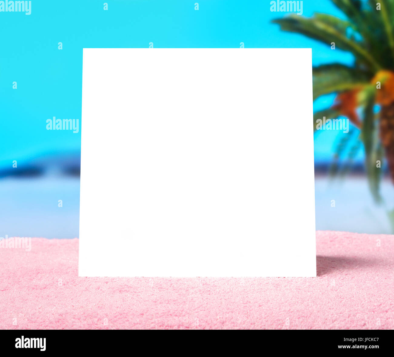 Frühling Sommer oder Angebot Verkauf Vorlagenhintergrund. Weiße leere quadratische Karte mit Freiexemplar Speicherplatz auf einem Handtuch am Strand mit Ozean Paradies. Stockfoto