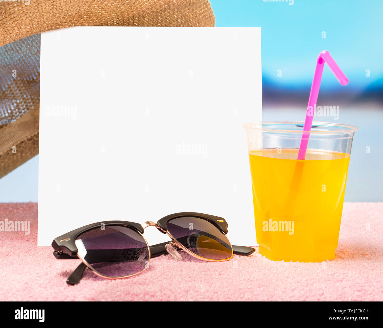 Sommer Verkauf oder Angebot Hintergrund für die Werbung. Weißes Quadrat Papierkarte auf Handtuch mit Sonnenbrille und gelbe cocktail trinken. Stockfoto