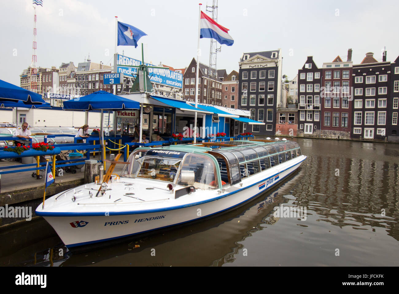 AMSTERDAM, Niederlande - 27 JUL: Touristische Kanalboot Kreuzfahrten Boot in Amsterdam am 27. Juli 2012.  Amsterdam hat 1.200 Brücken und 165 Grachten. Beste Weg Stockfoto