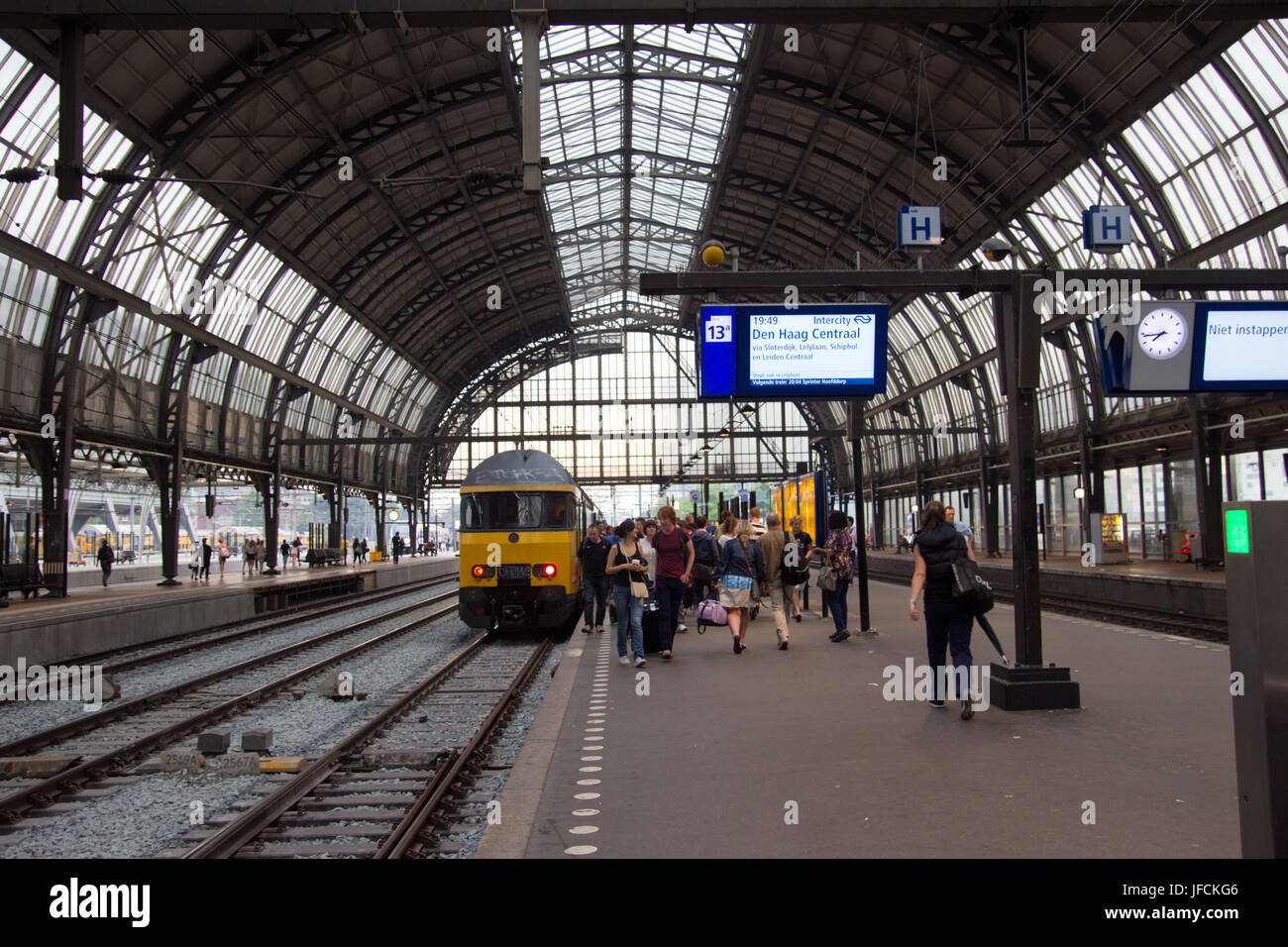 AMSTERDAM, Niederlande - Juli 27: Passagiere kommen am Hauptbahnhof am 27. Juli 2012 in Amsterdam, Niederlande. Durchlaufen Sie jeden Tag 250.000 Beli Stockfoto