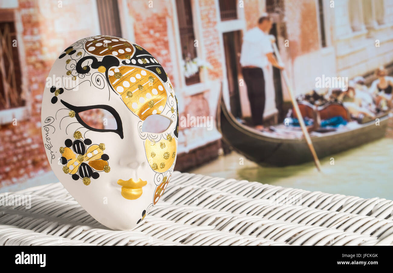 Nahaufnahme, goldene venezianische Maske Souvenir. Gondoliere Folge einer Gondel voller Touristen in den unscharfen Hintergrund an einem schönen sonnigen Sommertag Stockfoto