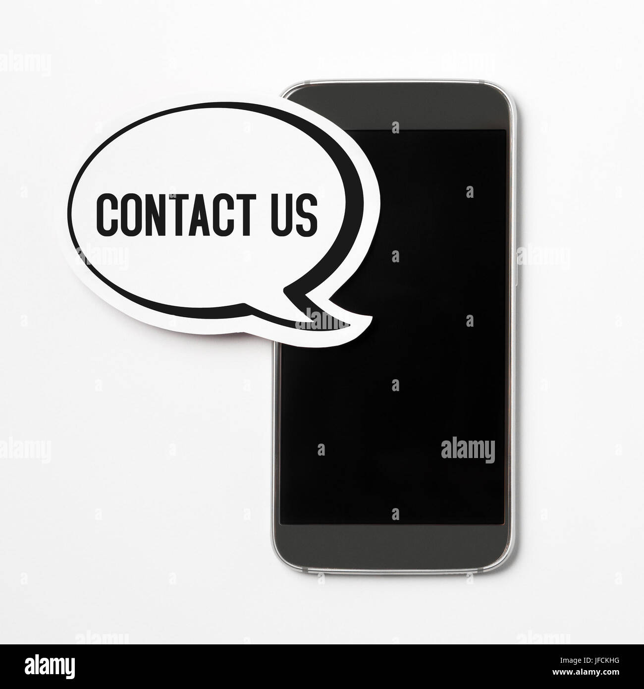 Kontaktieren Sie uns Text in einer Sprechblase mit einem Smartphone. Sprechblase aus Pappe geschnitten. Informationstaste, Symbol oder Banner für Website, social-media Stockfoto
