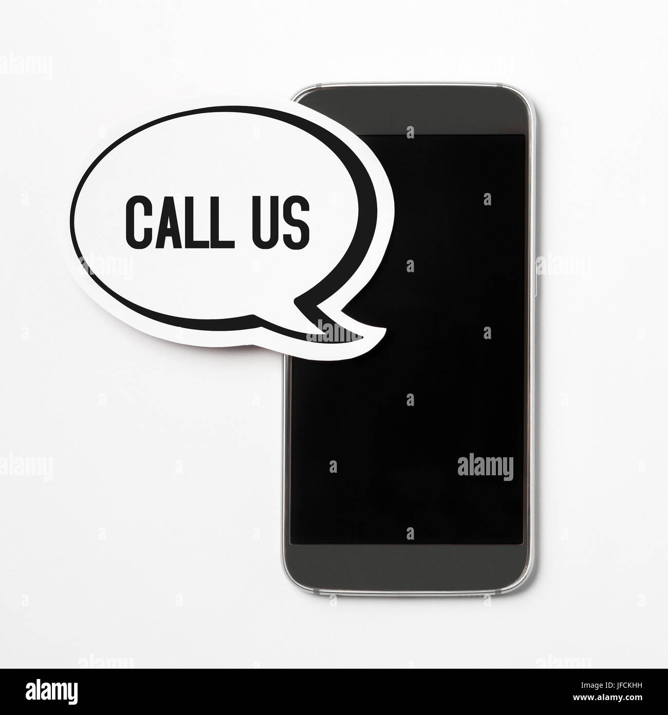 Rufen Sie uns Text in einer Sprechblase mit einem Smartphone. Sprechblase aus Pappe geschnitten. Kunden-Betreuung-Taste, Symbol oder Banner für Website, social-media Stockfoto