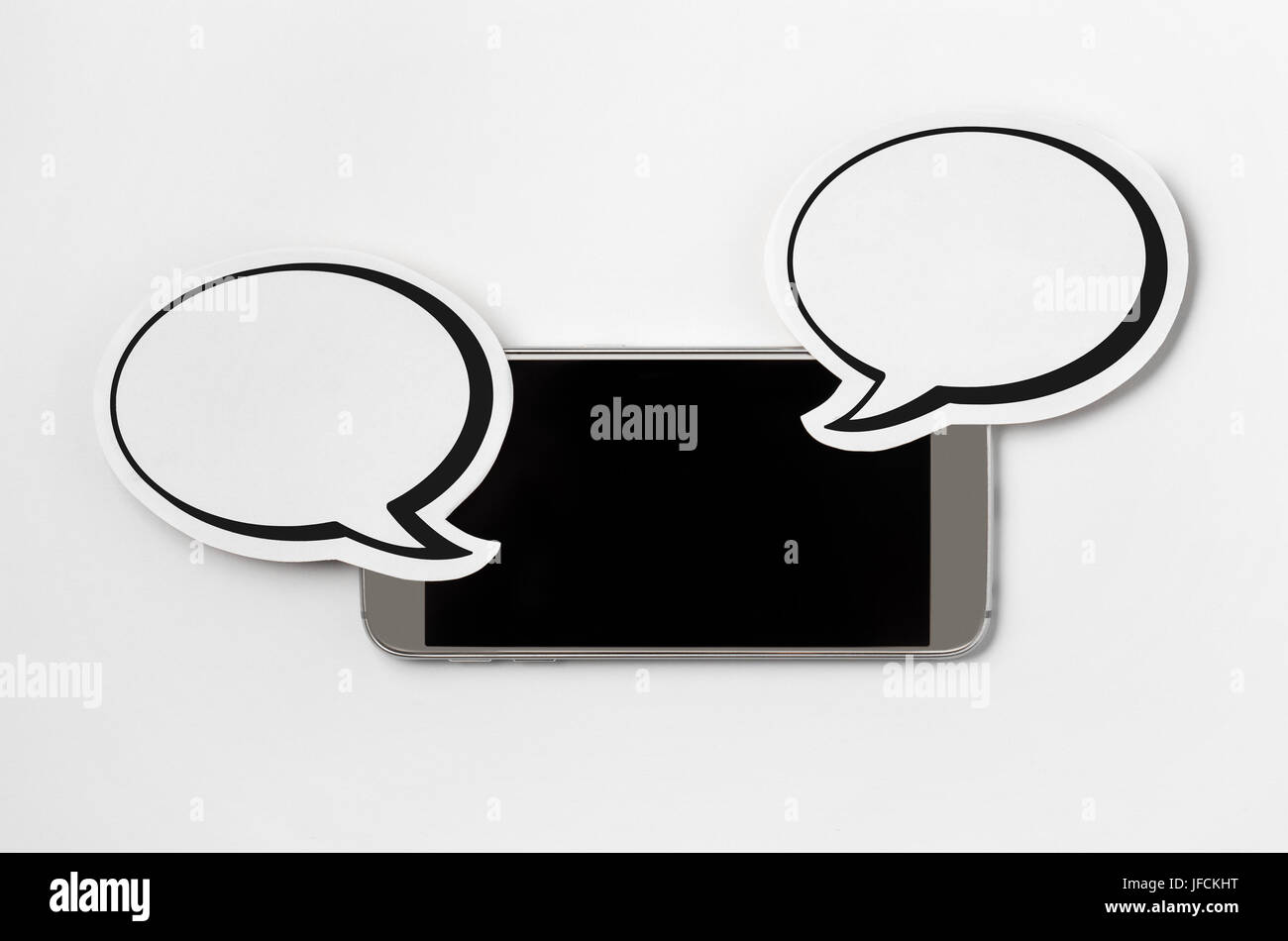 Handy seitlich in horizontaler Position mit 2 Sprechblasen. Smartphone mit leeren Bildschirm. Kostenloses Exemplar Platz für Text. Papier-Sprechblase. Stockfoto