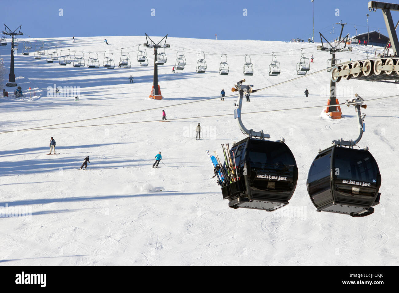 FLACHAU, Österreich - DEC 29: Skilift Kabel Stände der Piste in Flachau, Österreich am 29. Dezember 2012 steigen. Diese Pisten sind Bestandteil der Ski Armadé Verteilungsnetze Stockfoto