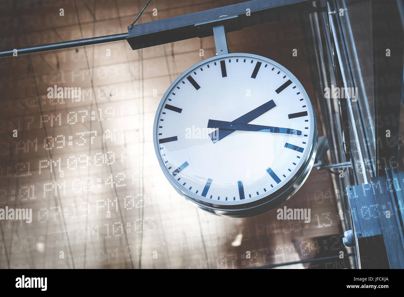 Zeitmanagement und Planung Konzept. Analoguhr mit digitalen Timecodes, AM und PM umgeben. Stockfoto