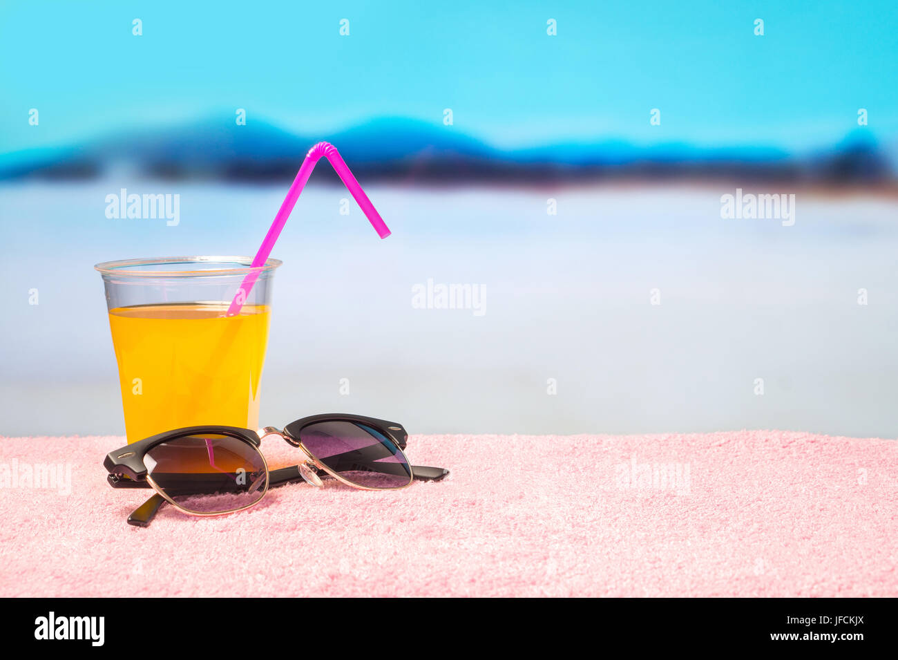 Paradies Urlaub Hintergrund mit gelben cocktail auf Sonnenbrille am Strand. Perfekt für Sommerschlussverkauf und Kampagne Förderung bieten. Urlaubsparadies. Stockfoto