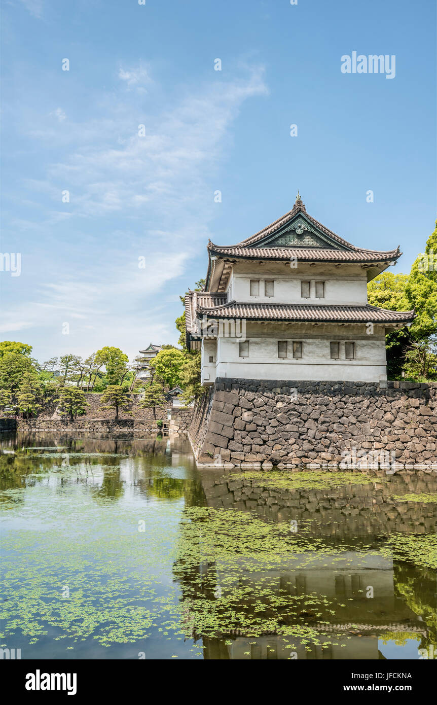 Imperial Guard House und Kikyomon Gate Eingang zu den East Gardens des Imperial Palace, Tokio, Japan Stockfoto