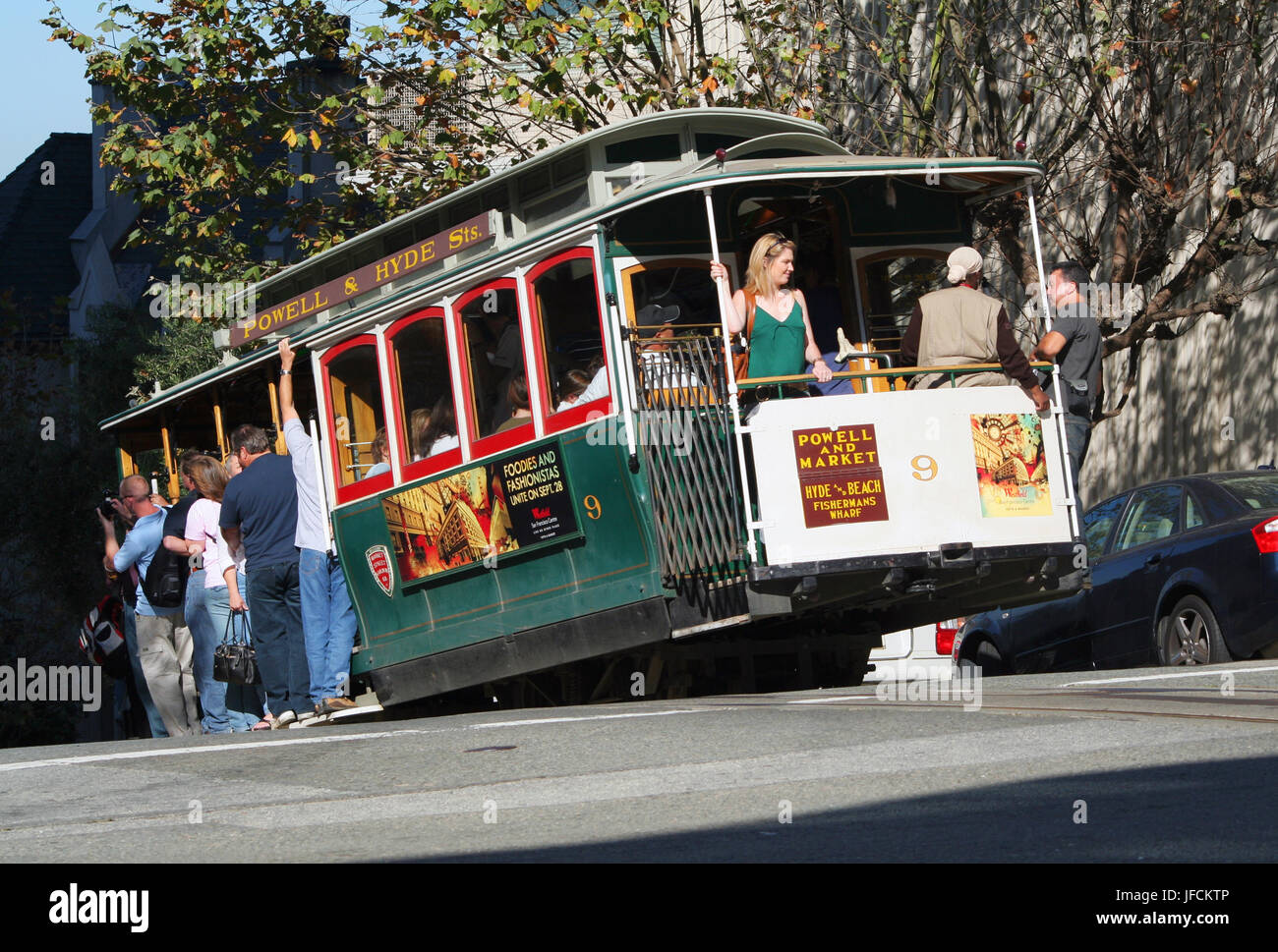 SAN FRANCISCO, Kalifornien - 23.Oktober: Passagiere genießen Sie eine Fahrt mit der Seilbahn in den Straßen von San Francisco am 23. Oktober 2006 in San Francisco, C Stockfoto