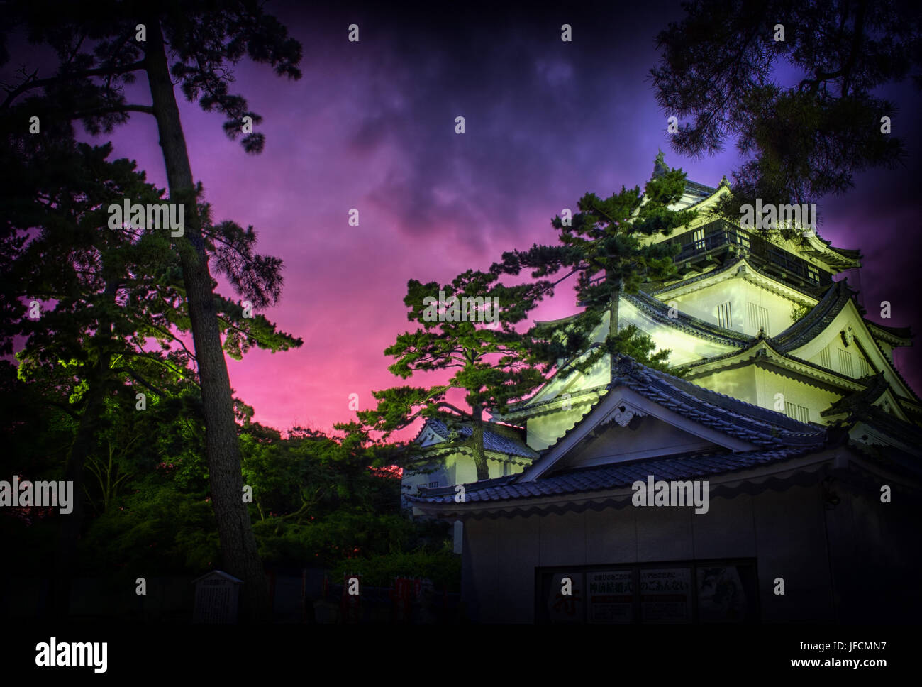 Eine japanische Burg am Abend, eine violette Dämmerung Himmel dahinter. Stockfoto