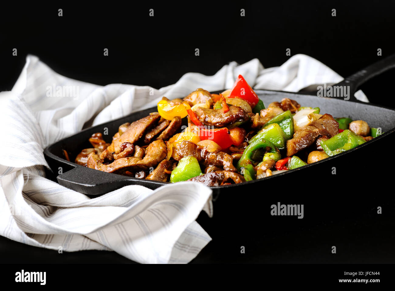 Gusseisen Skillet mit Fleisch und Gemüse Stockfoto