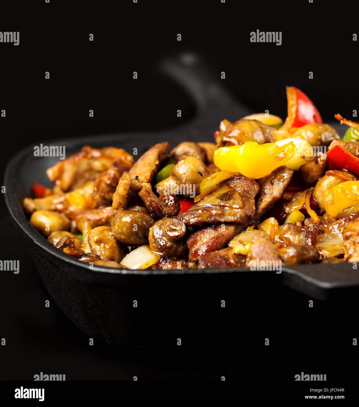 Gusseisen Skillet mit Fleisch und Gemüse Stockfoto
