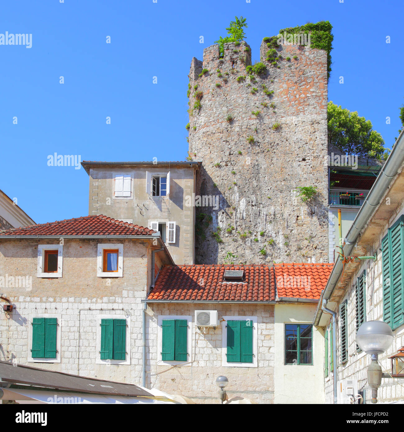 Häuser und Ruinen des alten Forts in Herceg Novi, Montenegro Stockfoto