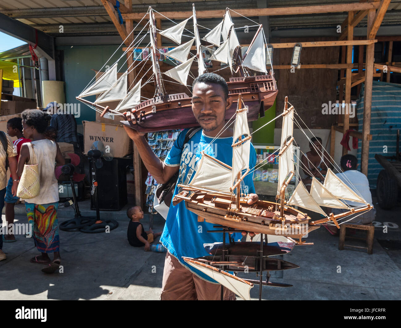 Toamasina, Madagaskar - 22. Dezember 2017: Straße Verkäufer Verkauf Modell Segeln Schiffe in Toamasina (Tamatave), Madagaskar, Ostafrika. Stockfoto