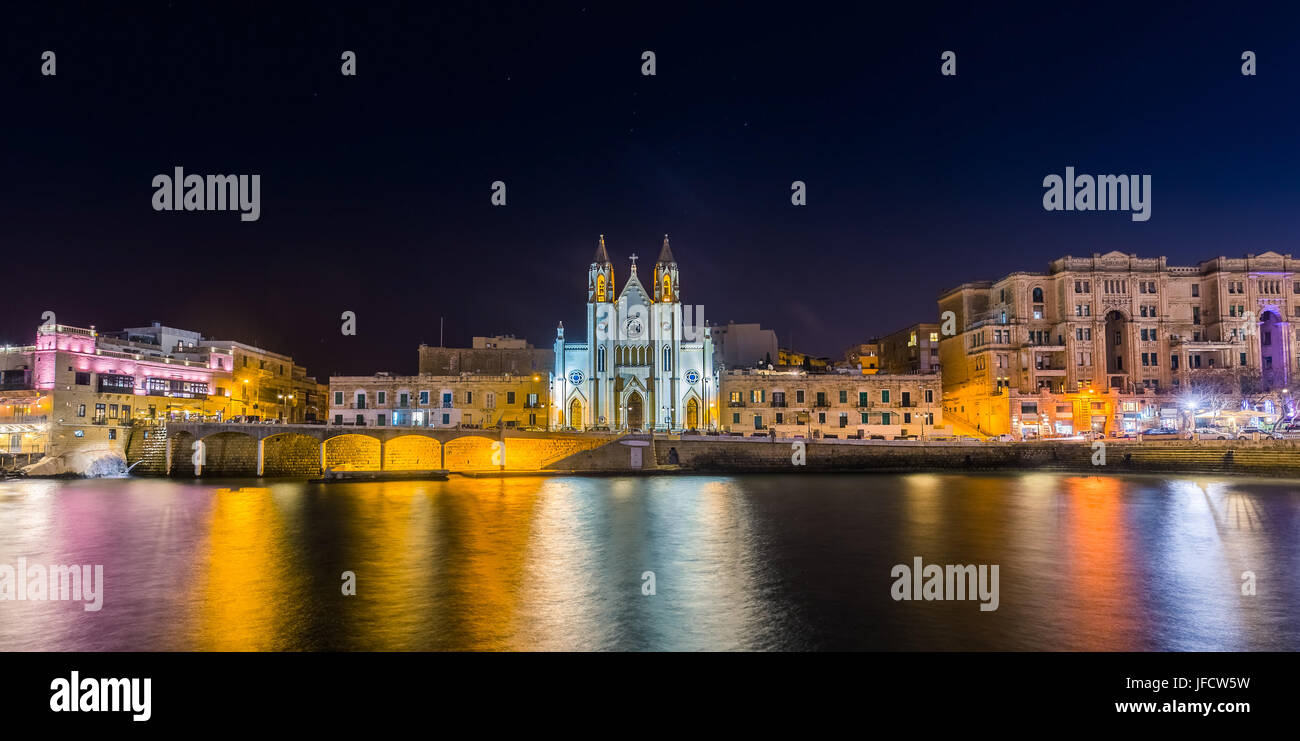 Balluta Bay, Malta - die schöne Kirche von Our Lady of Mount Carmel am Balluta bay bei Nacht Stockfoto