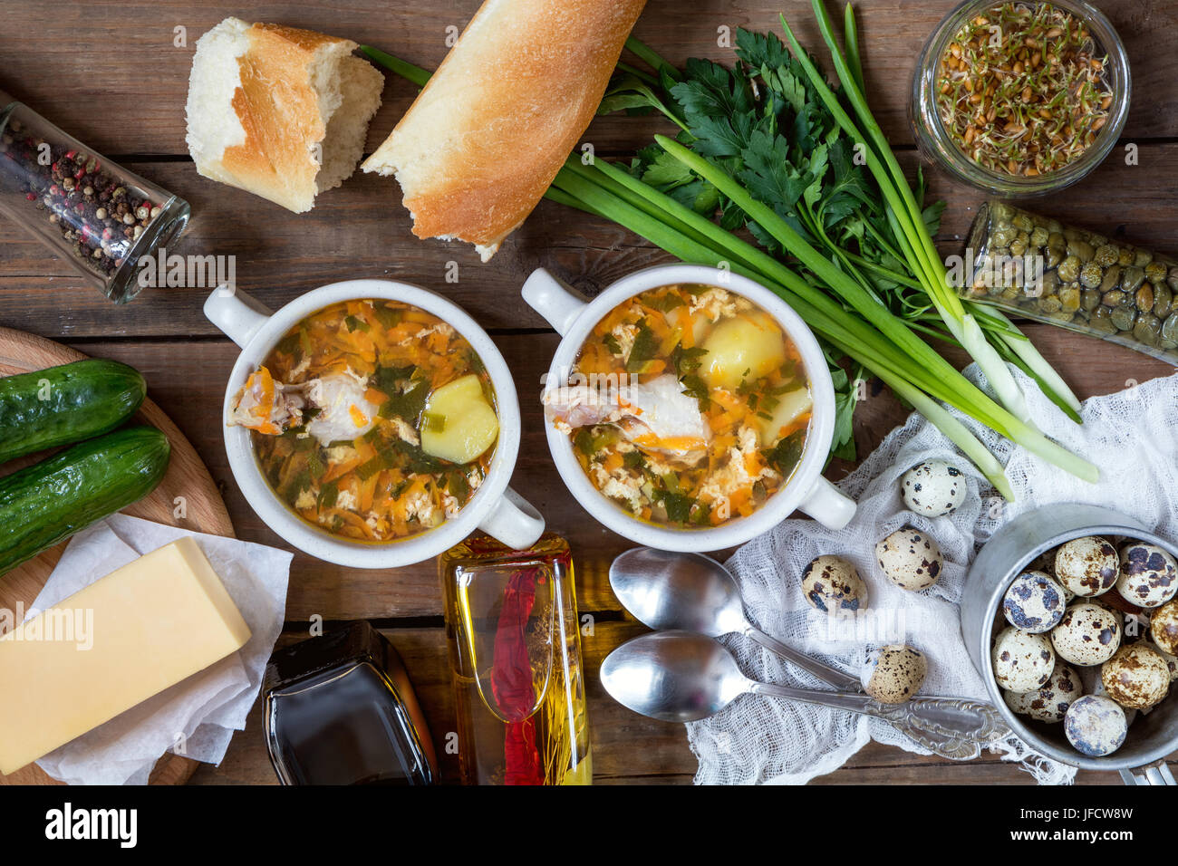 Hausgemachte Suppe mit Hähnchen und Gemüse Stockfoto