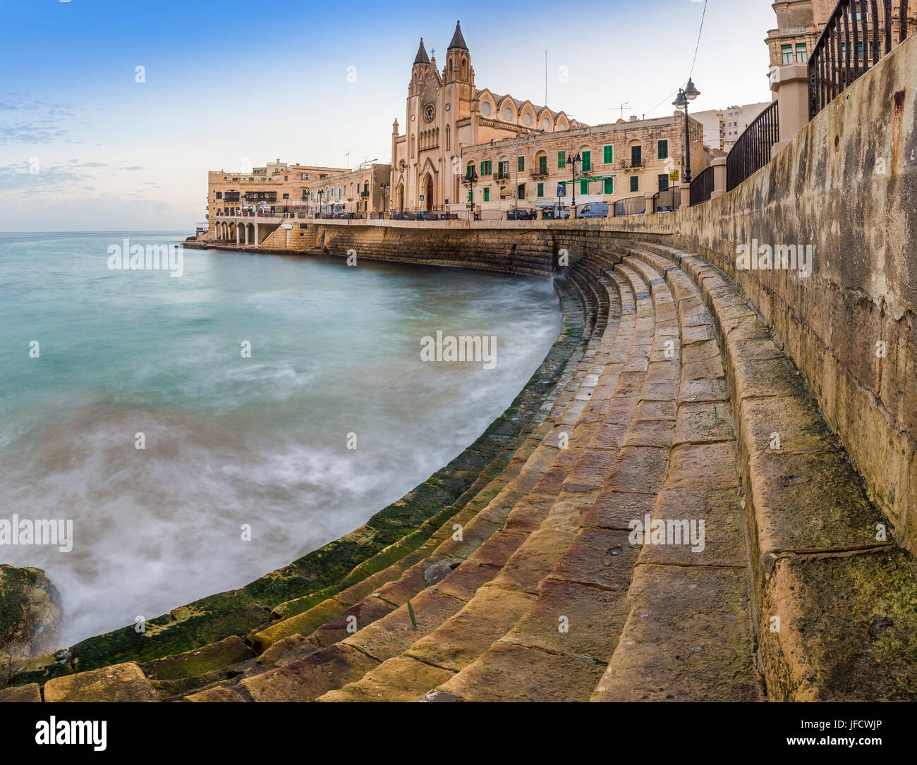 Balluta Bay, Malta - die Schritte der Balluta Bay mit der Kirche unserer Dame Mount Carmel in Saint Julian's Stockfoto