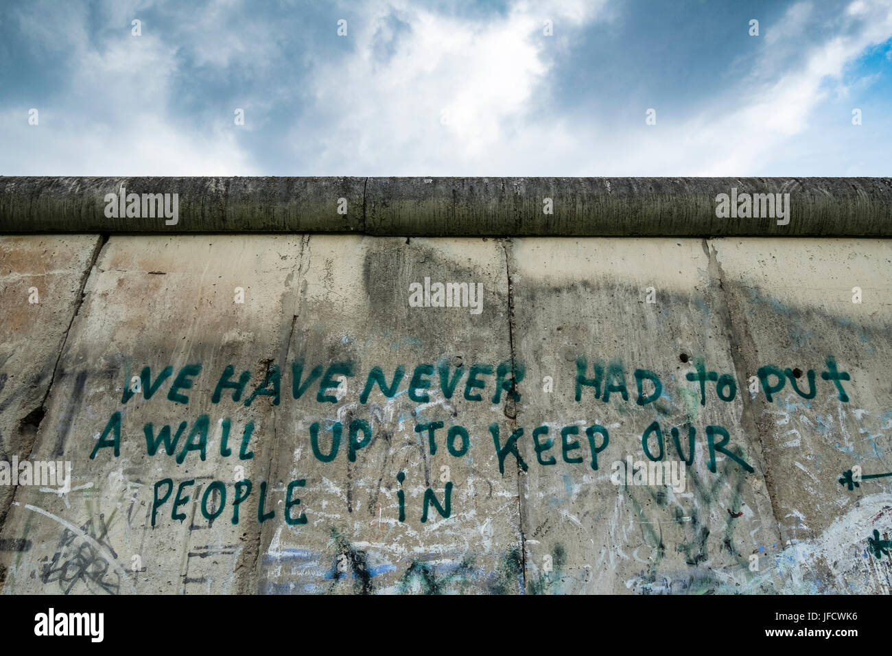 Graffiti an der ehemaligen Berliner Mauer an Mauer-Gedenkstätte an der Bernauer Straße in Berlin, Deutschland Stockfoto