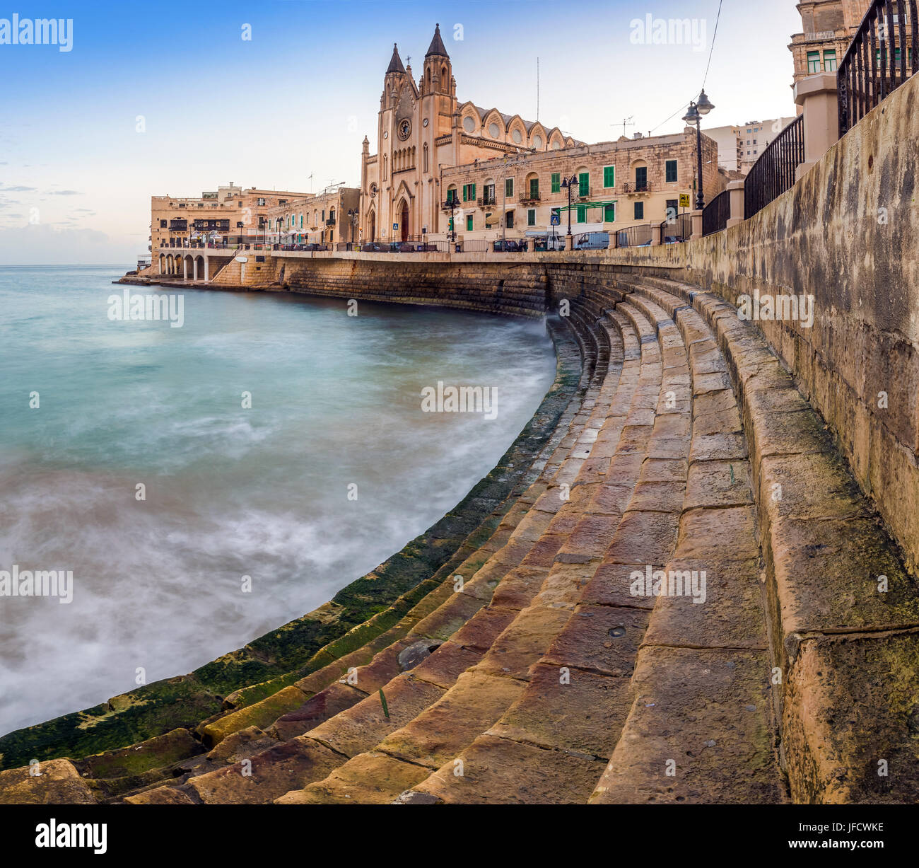 Balluta Bay, Malta - die Schritte der Balluta Bay mit der Kirche unserer Dame Mount Carmel in Saint Julian's Stockfoto