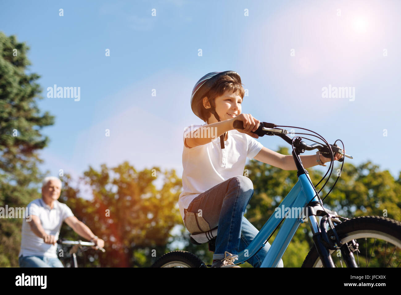 Schnelle Auffassungsgabe. Awesome persistent begeisterten Kind eine neue Fertigkeit zu meistern und genießen den Prozess und verbringen das Wochenende mit seiner Großeltern Stockfoto