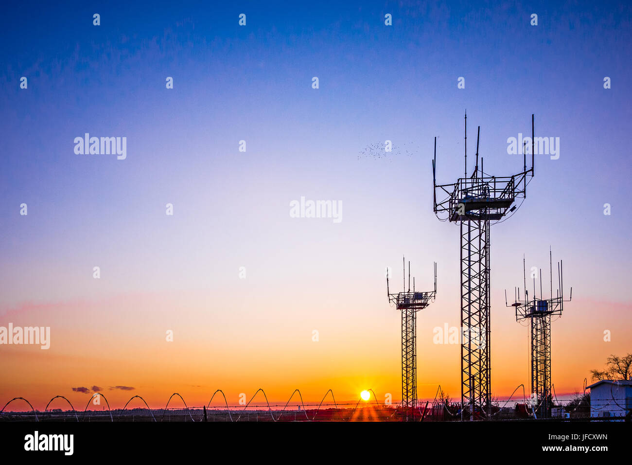 Der airport Kommunikation Türme bei Sonnenuntergang Stockfoto