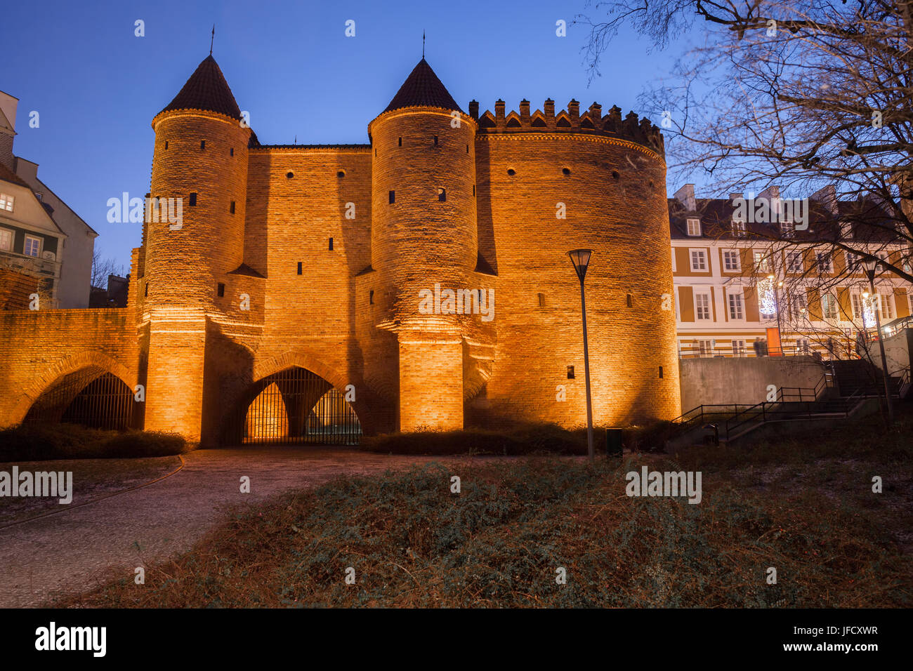 Die Barbakane (Barbakan) Befestigung in der Nacht in der alten Stadt von Warschau, Polen, Teil der alten Stadtmauer Stockfoto