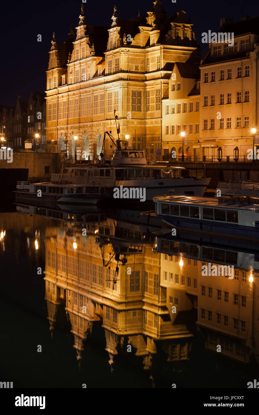 Das grüne Tor (Polnisch: Zielona Brama) beleuchtet in der Nacht in Danzig, Polen, Wahrzeichen der Stadt, flämischen Manierismus Architektur, Reflexion über Mottlau Ri Stockfoto