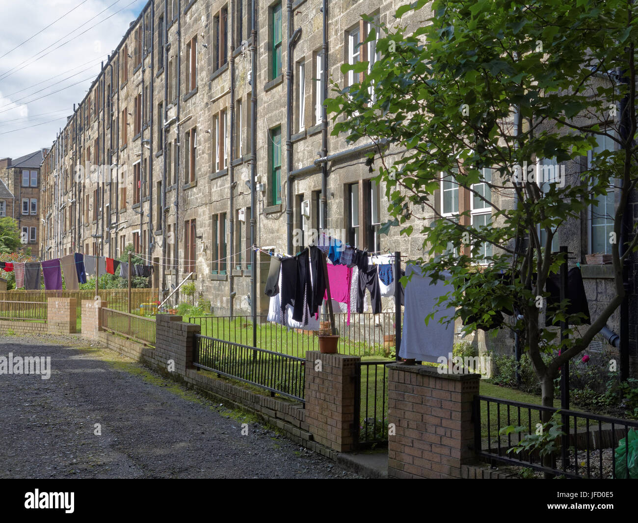 Glasgow Mietskasernen Leben Hintergrund blond Sandstein wieder vor Gericht Wäscheleine im Sonnenschein Stockfoto