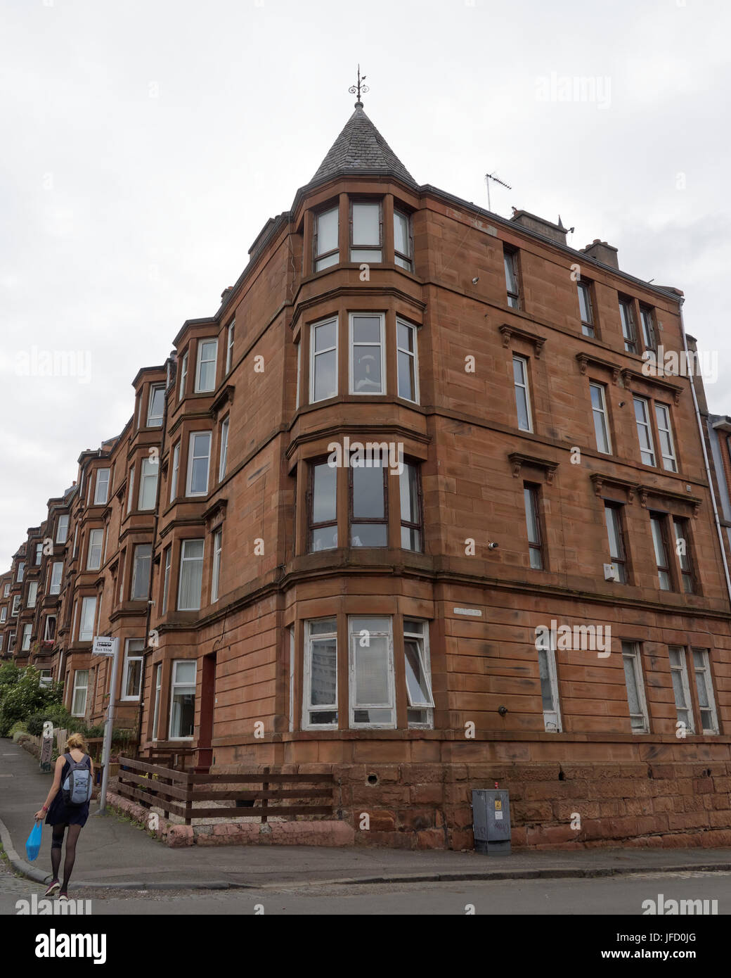 Glasgow Mietskasernen Leben Hintergrund aus rotem Sandstein Baywindows in Sicht Stockfoto