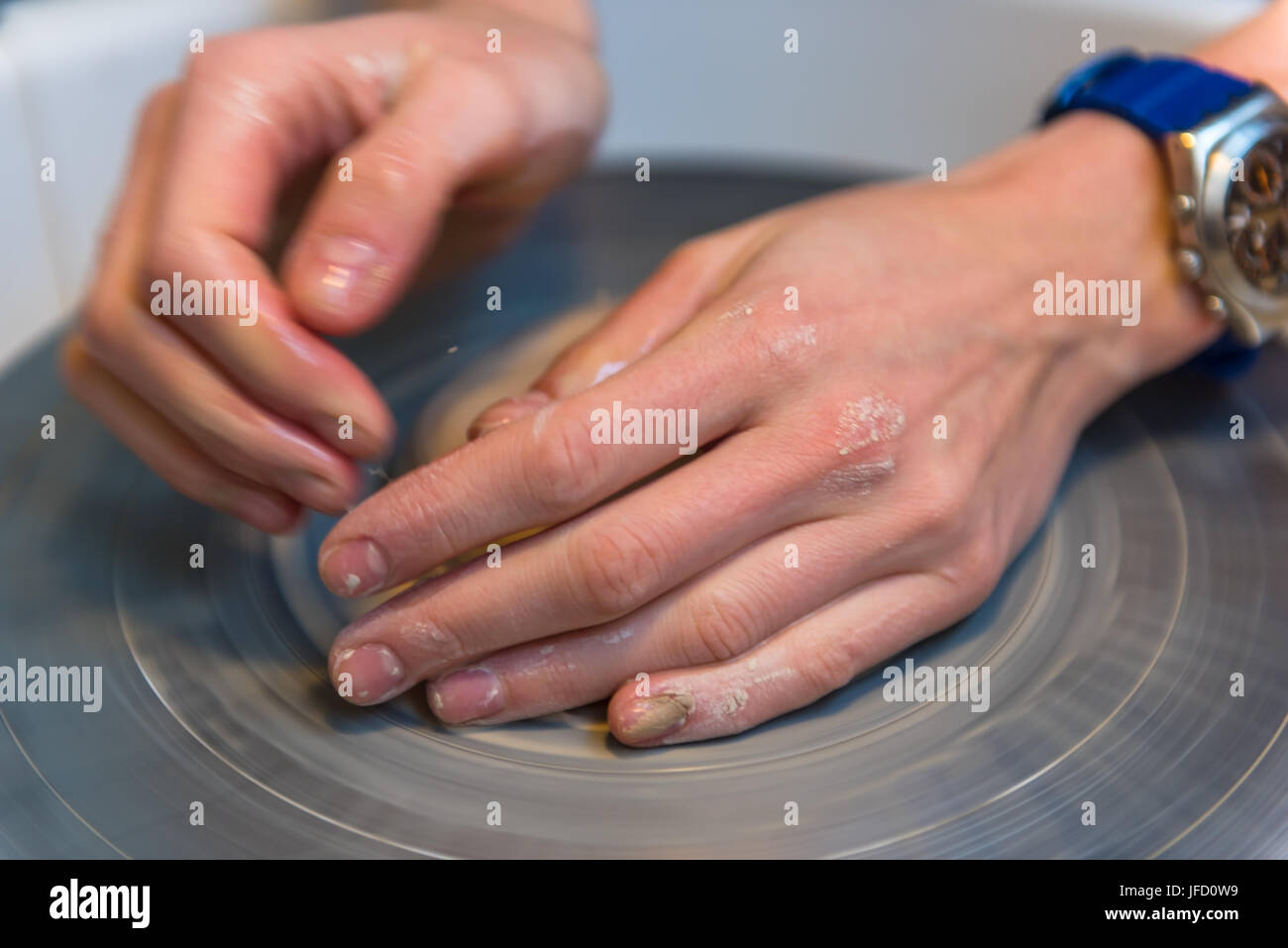 Womens Händen eines Töpfers Erstellen einer irdenen Krug Stockfoto