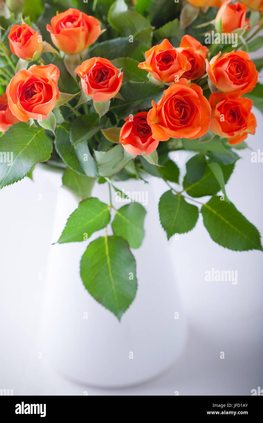 Großer Strauß roter Rosen Stockfoto