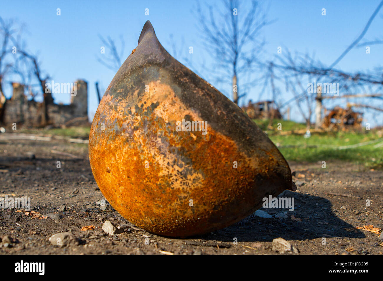 Verbrannte Armee Helm Stockfoto