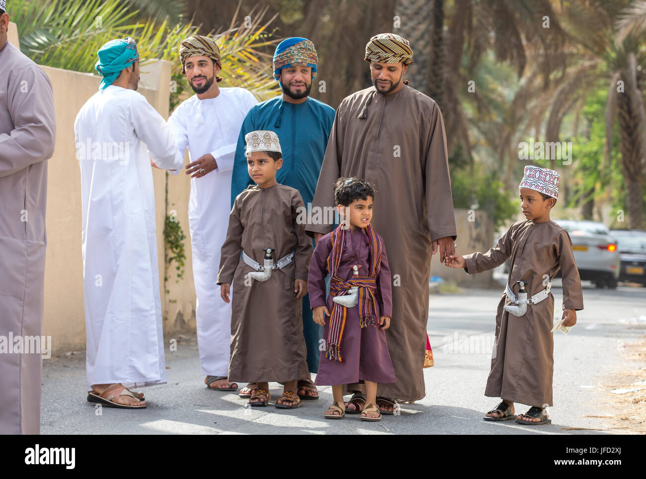 Nizwa, Oman - 26. Juni 2017: Familie in traditioneller Kleidung bei einer Spielzeugmarkt an einem Tag des Eid al Fitr, Feier am Ende des Heiligen Monats Ramadan Stockfoto