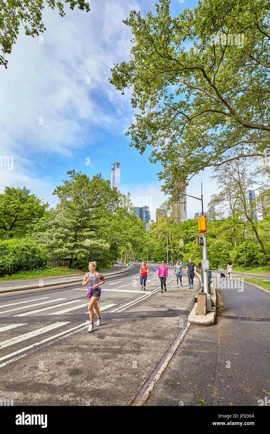 New York City, USA - 26. Mai 2017: Jogger laufen durch den Central Park, der am meisten besuchten städtischen Park in den Vereinigten Staaten. Stockfoto