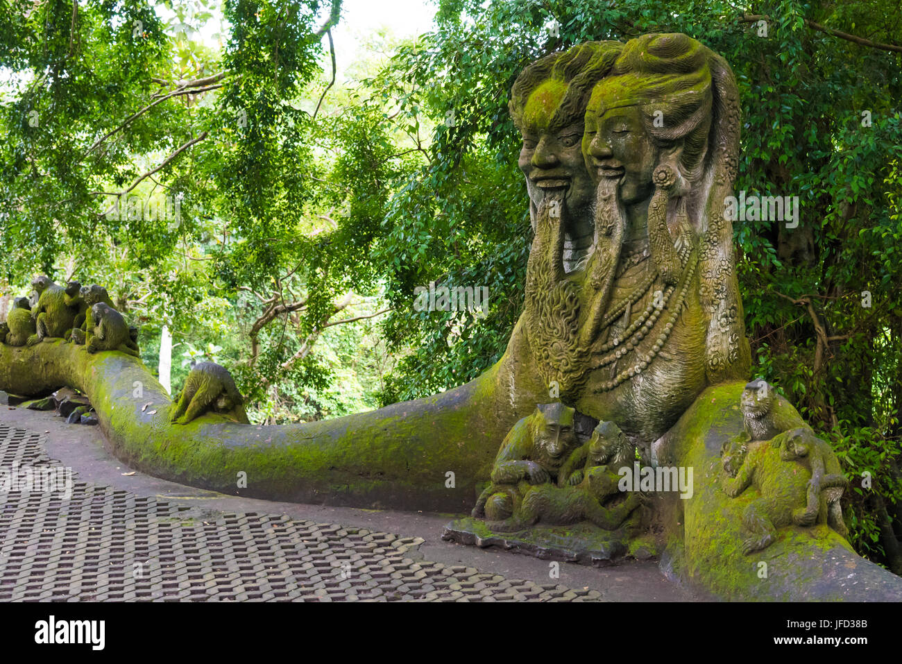 Bali, Indonesien - 2. Mai 2017: Makaken in Ubud Sacred Monkey Forest Sanctuary, ein Naturschutzgebiet und Hindu-Tempel-Komplex in Ubud, Bali Stockfoto