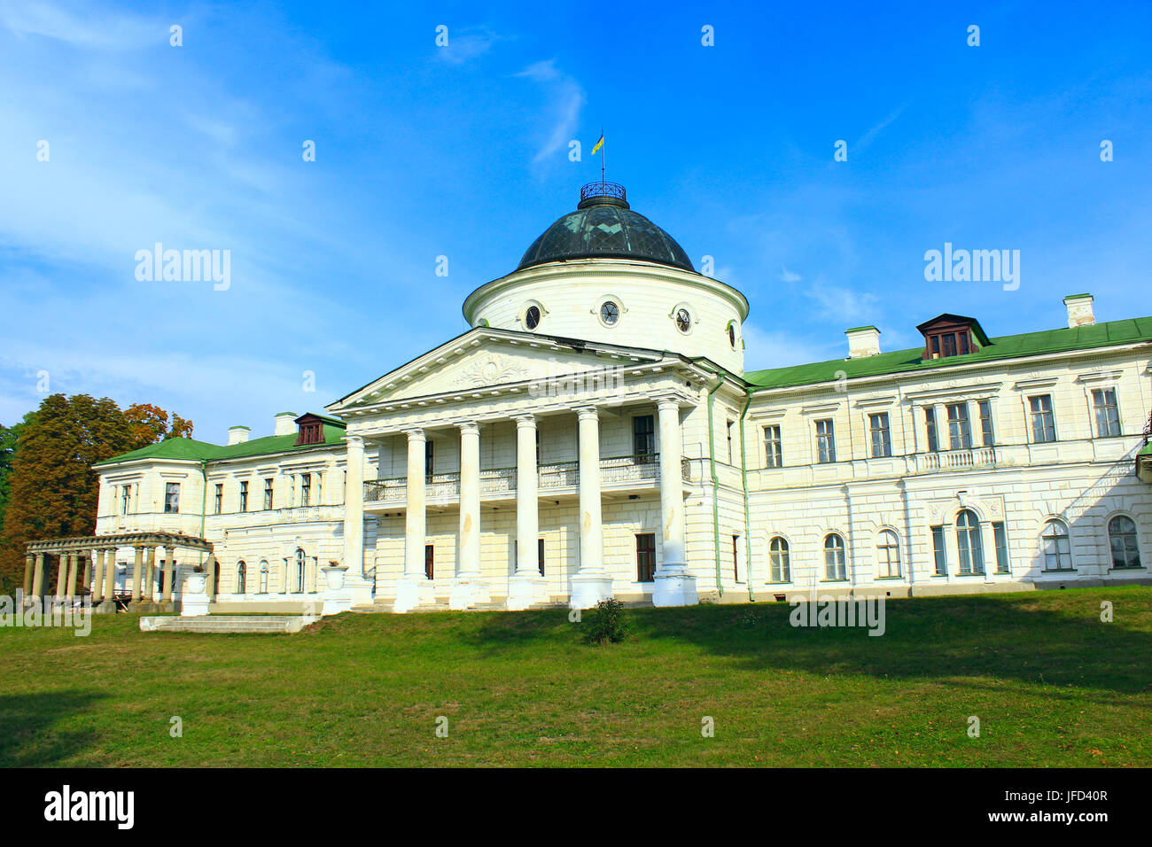 Blick auf Kachanivka Palast und riesigen Bäumen Stockfoto
