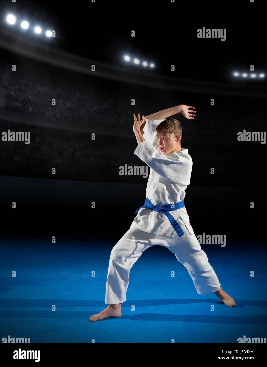 Junge martial arts Kämpfer in der Sporthalle Stockfoto