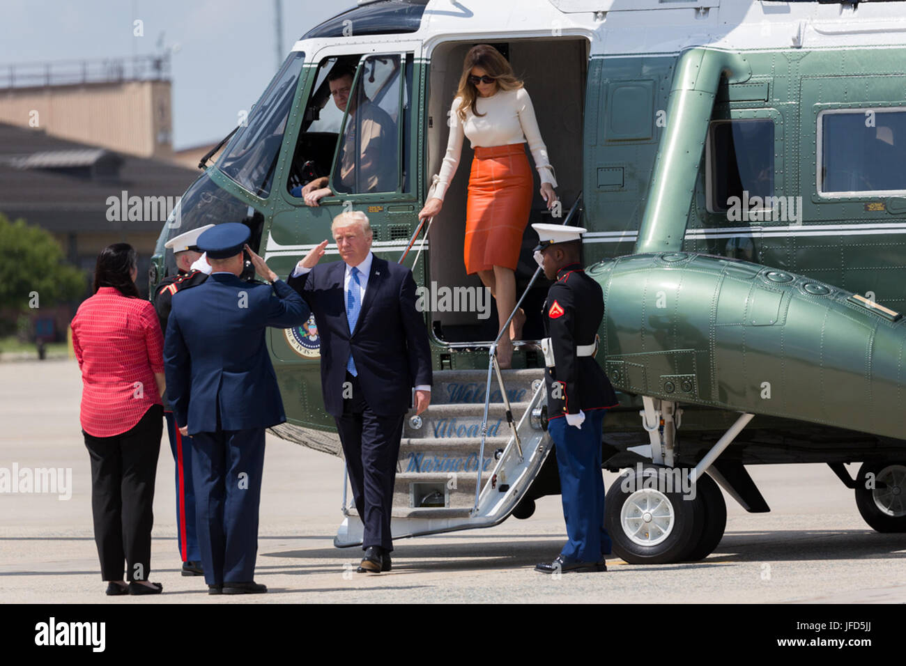 Präsident Donald Trump salutiert besuchen er und First Lady Melania Trump an Bord Marine One, Freitag, 19. Mai 2017, um gemeinsame Basis Andrews, MD, für den Start ihrer Übersee ankommen nach Saudi Arabien, Israel, Rom, Brüssel und Taormina, Italien. (Offizielle White House Photo by Shealah Craighead) Stockfoto