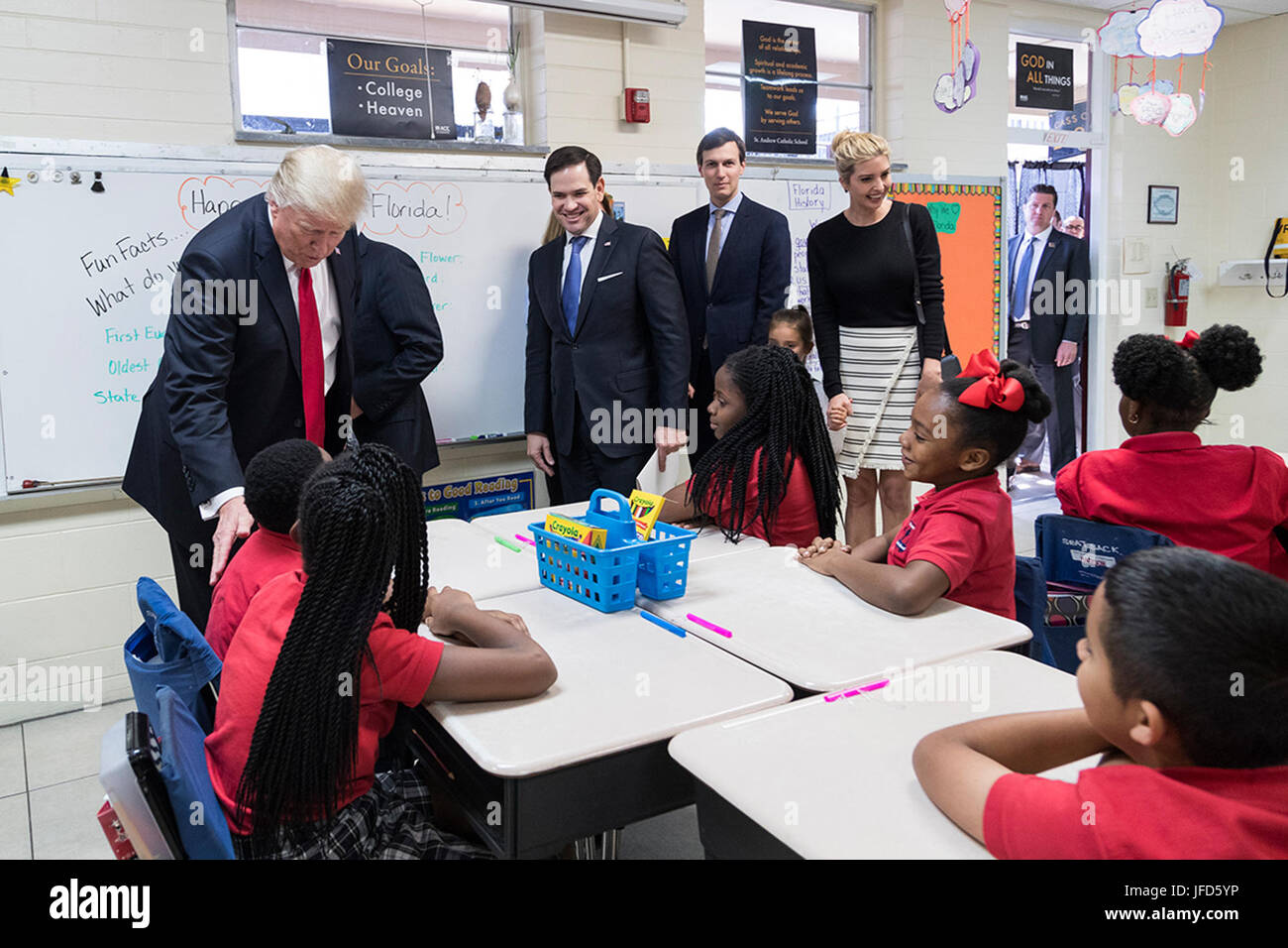 Präsident Donald Trump, Senator Marco Rubio (FL), Jared Kushner und Frau Ivanka Trump Besuch eine vierte Klasse Klassenzimmer in Saint Andrew Catholic School in Orlando, Florida, Freitag, 3. März 2017. (Offizielle White House Photo by Shealah Craighead) Stockfoto