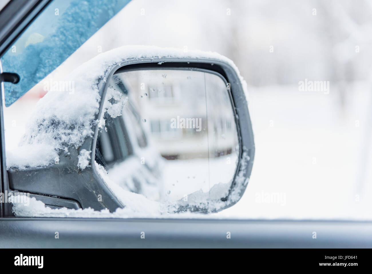 Mirror car reflection winter -Fotos und -Bildmaterial in hoher Auflösung –  Alamy