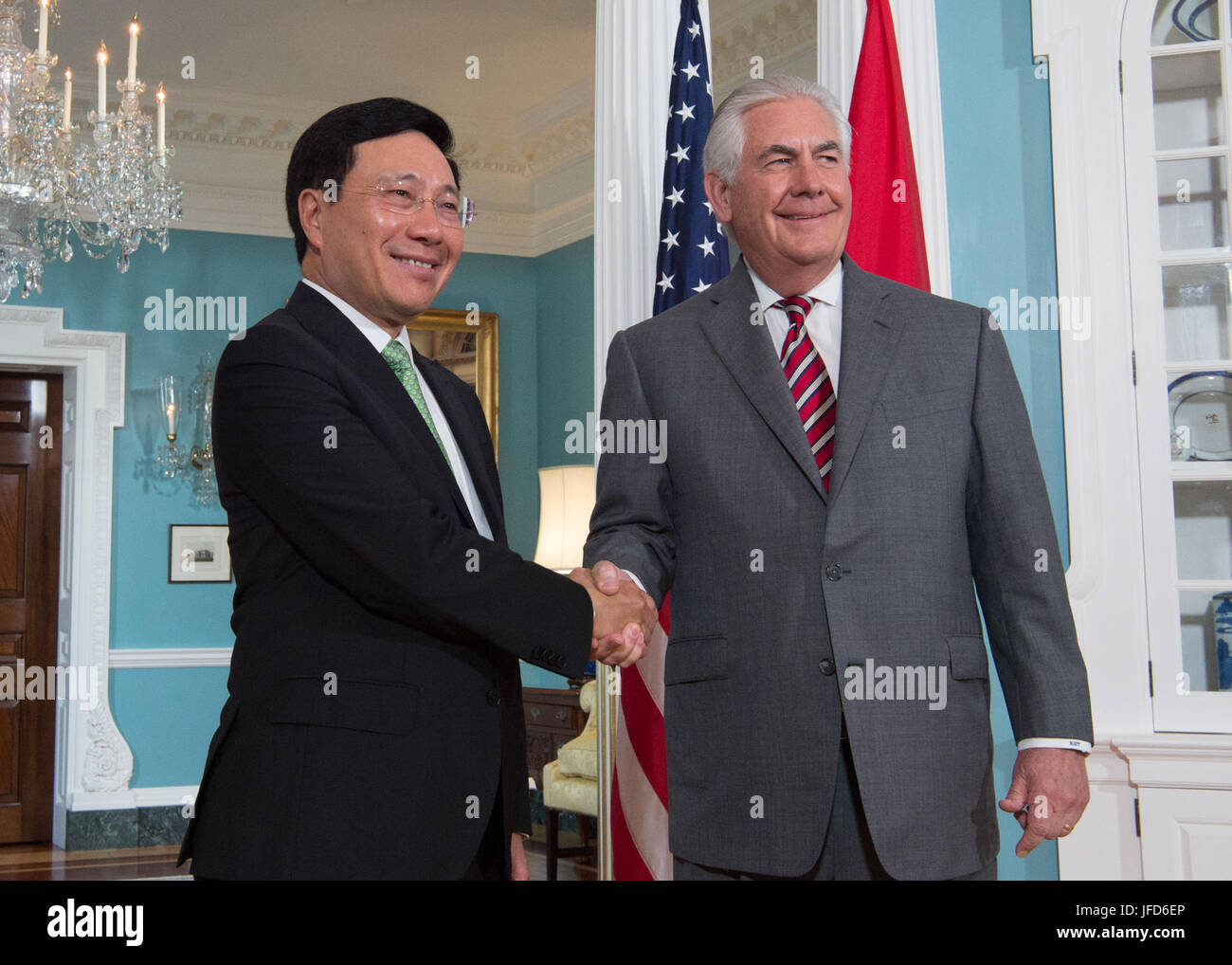 US Secretary Of State Rex Tillerson und vietnamesische Vizepremierminister und Außenminister Pham Binh Minh schütteln Hände vor ihrem bilateralen Treffen auf das US-Außenministerium in Washington, D.C., am 20. April 2017. Stockfoto