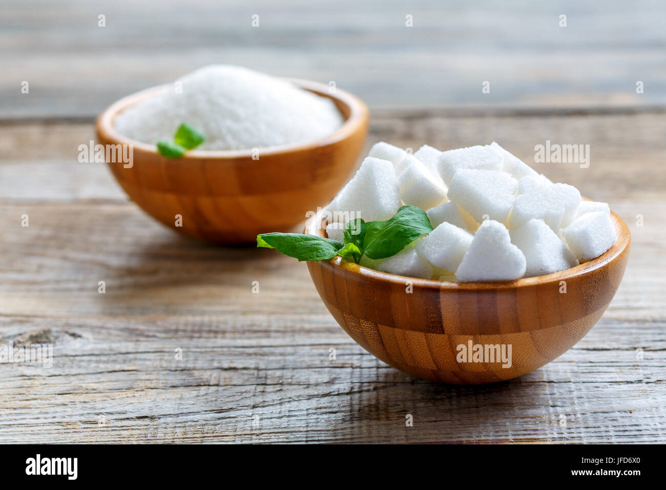 Weiß raffinierte Zucker in eine hölzerne Schüssel. Stockfoto