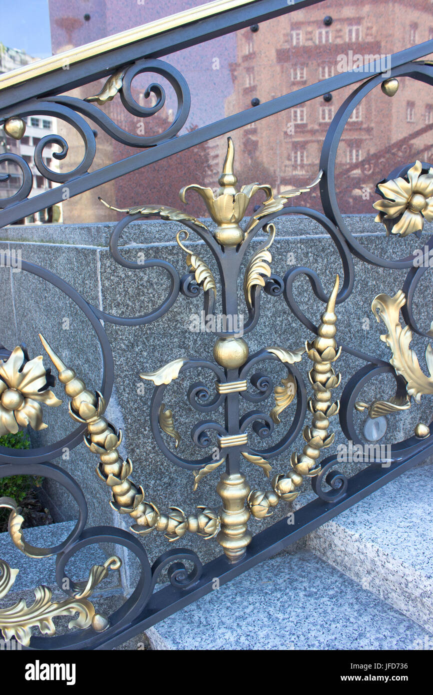 Schmiedeeisernen Zaun mit goldenen Ornamenten Stockfoto