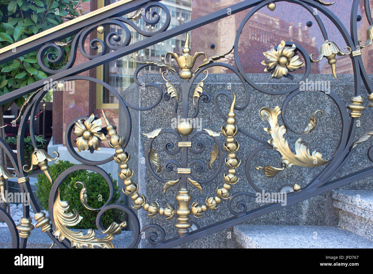 Schmiedeeisernen Zaun mit goldenen Ornamenten Stockfoto