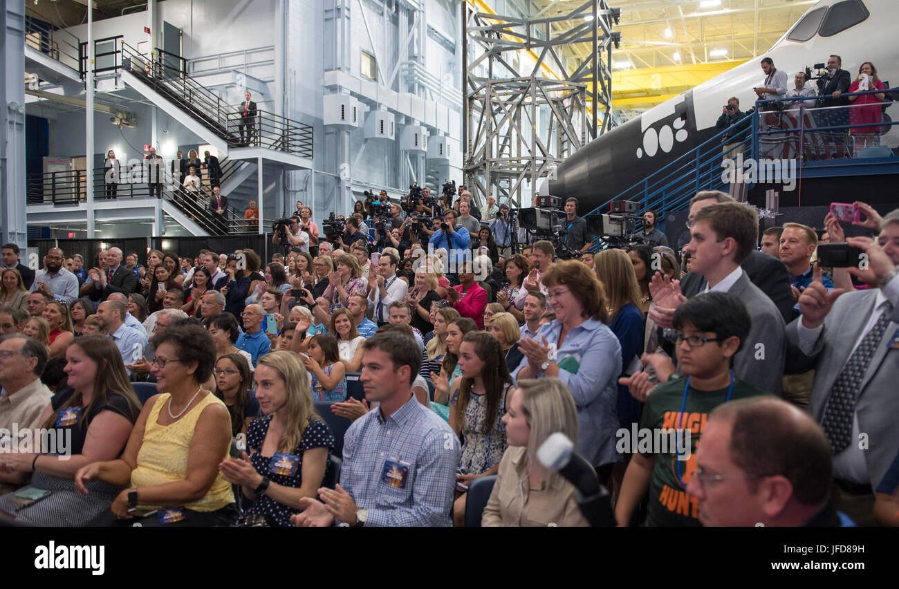 Zuschauer beobachten, wie NASA 12 neue Astronaut Kandidaten, Mittwoch, 7. Juni 2017 im NASA Johnson Space Center in Houston, Texas stellt. Nach Abschluss der zweijährigen Ausbildung, konnte die neue Astronaut Kandidaten Missionen die Forschung auf der internationalen Raumstation ISS zugewiesen werden von amerikanischem Boden auf Raumschiff von Handelsgesellschaften erbaut und am Weltraum-Missionen auf neue Orion-Raumsonde der NASA und Space Launch System Rakete gestartet. ) Stockfoto