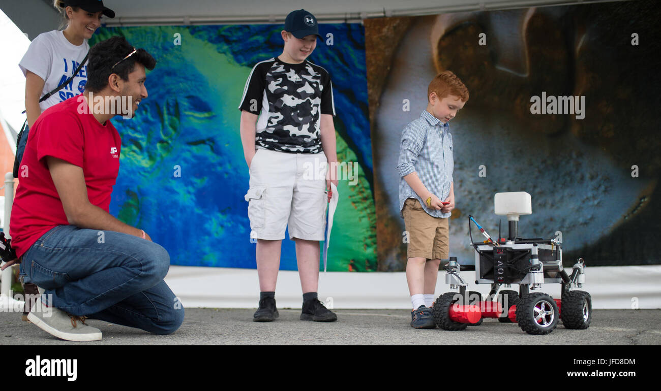 Die Ingenieure des Jet Propulsion Laboratory der NASA, Katie Beckwith und Shreyansh Daftry, demonstrieren den einheimischen Kindern während der Mars Neujahrsfeier in Mars, Pennsylvania, rover Technologie und engagieren sie für DAMPFAKTIVITÄTEN. Stockfoto